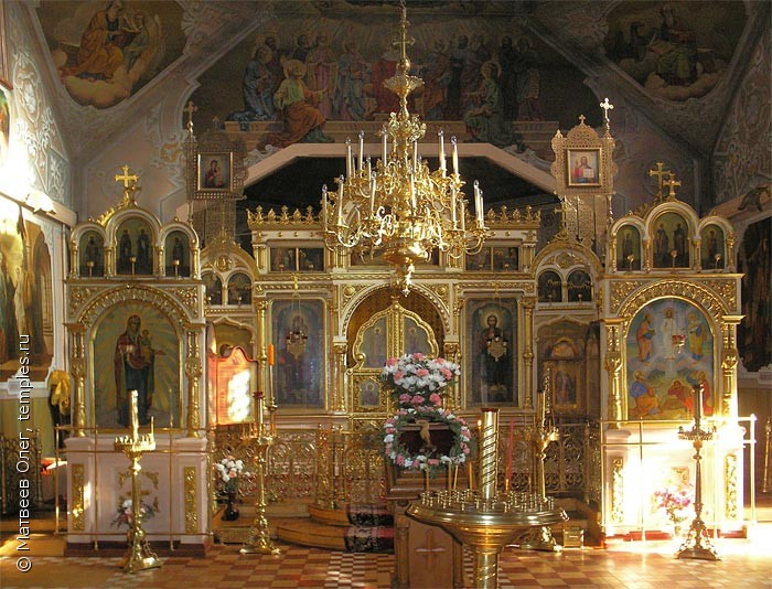 Файл:Внутренний вид церкви Троицы Живоначальной в Наташино в г. Люберцы.jpg