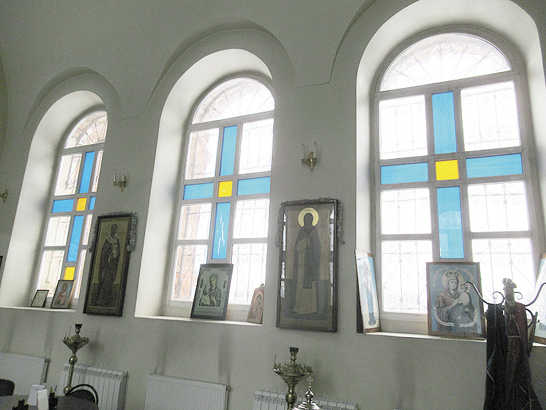 Файл:Внутри Казанской церкви в селе Запутное.jpg